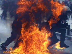 greek-cops-ablaze_athens1