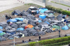 2014_Calais_refugee_camp_rue_Lamy
