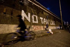 Forconi: No Tav lanciano vernice contro sezione Pd a Roma