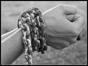 cadenas-en-la-manos