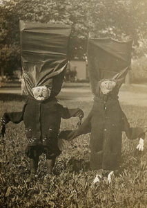 Old Black & White Photos That Will Haunt Your Dreams (10)