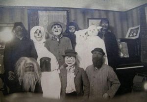Old Black & White Photos That Will Haunt Your Dreams (11)
