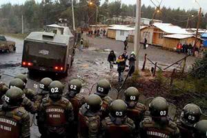 mapuche-chile-riot-cop-raid