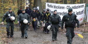 Polizei raeumt Protestcamp gegen Braunkohleabbau