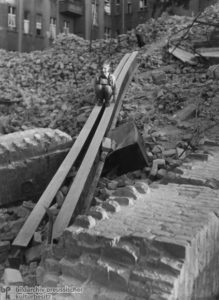 Kleiner Junge benutzt einen Eisenträger im Trümmerberg als Rutschbahn.; Foto: Friedrich Seidenstücker, Berlin, 1947;