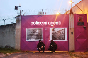 policejni_agenti_vezeni