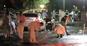 Sultanbeyli'de, Fatih Polis Merkezine düzenlenen bombalı saldırıda 5 polis memuru ve 2 vatandaş yaralandı. Olay yeri inceleme ekipleri çalışmalarını sürdürüyor.  (Ahmet Dumanlı - Anadolu Ajansı)