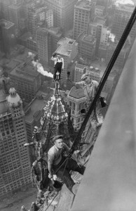 workers-atop-the-woolworth-building-new-york-1926