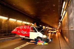 plane-stupid-heathrow-tunnel-blockade-300x199