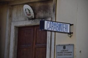 I danni provocati della molotov lanciata contro la facciata della caserma dei carabinieri di Rovezzano, Firenze, 21 aprile  2016. ANSA/MAURIZIO DEGL INNOCENTI